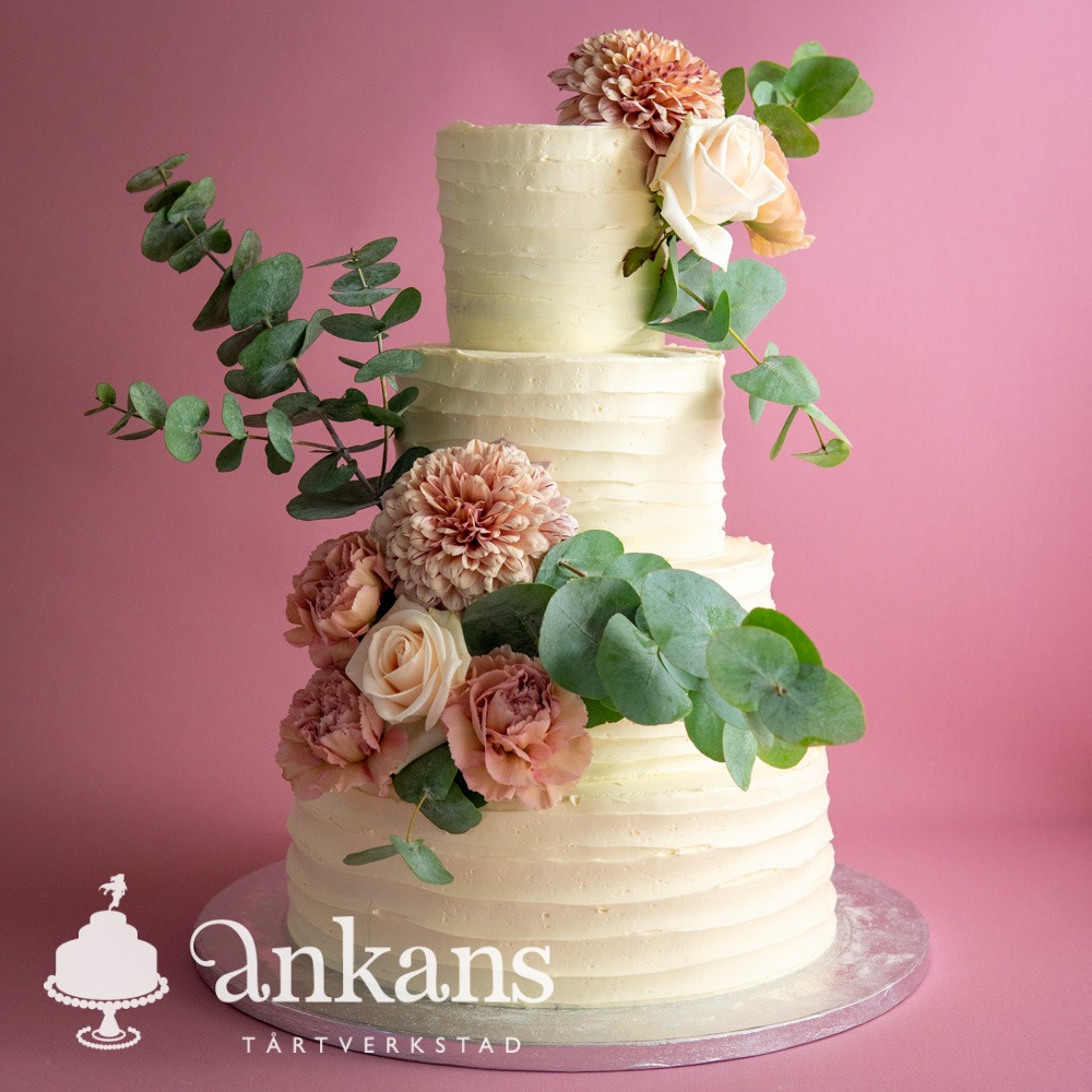 Bröllopstårta med äkta blommor